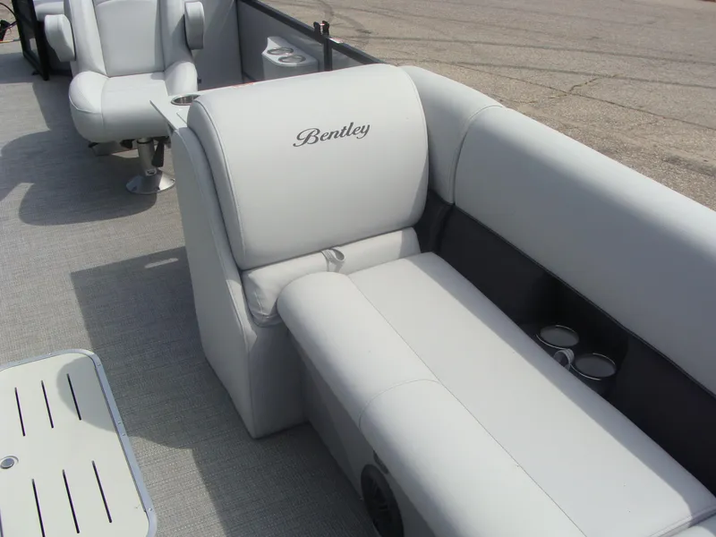 Slide: The Image of Bentley Pontoons 243 Navigator 2023 - 9