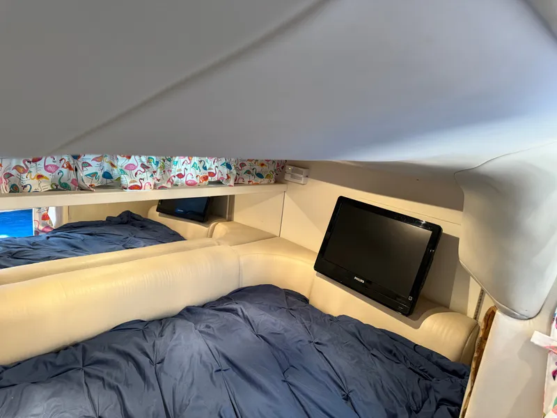 Slide: The Image of Formula 31 Performance Cruiser 1999 - 16