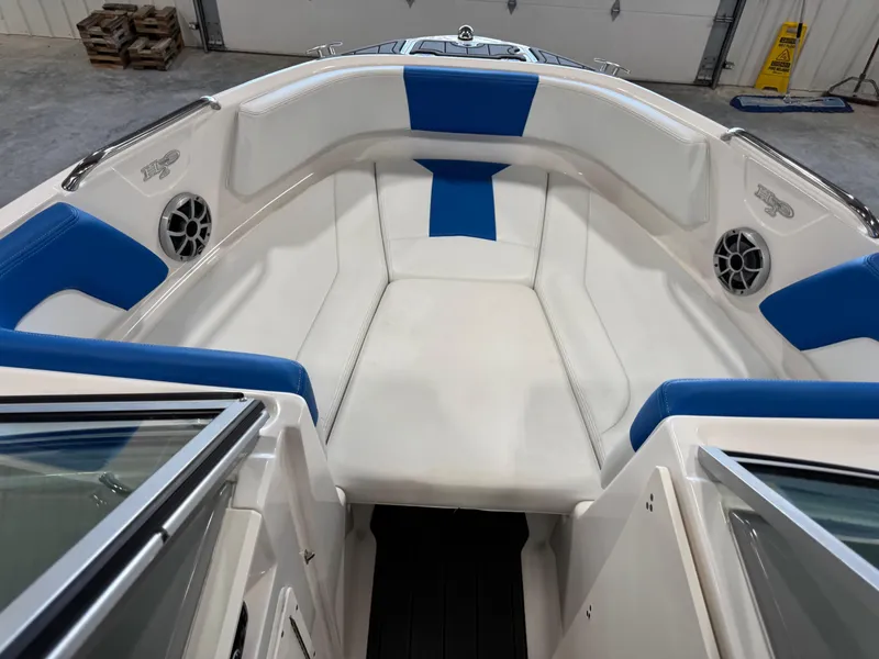 Slide: The Image of 2018 Chaparral 21 H2O boat interior with blue and white seating. - 8