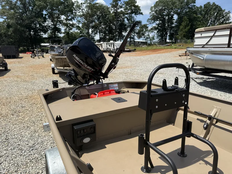 Slide: The Image of SeaArk 1652 Crappie 2025 - 6