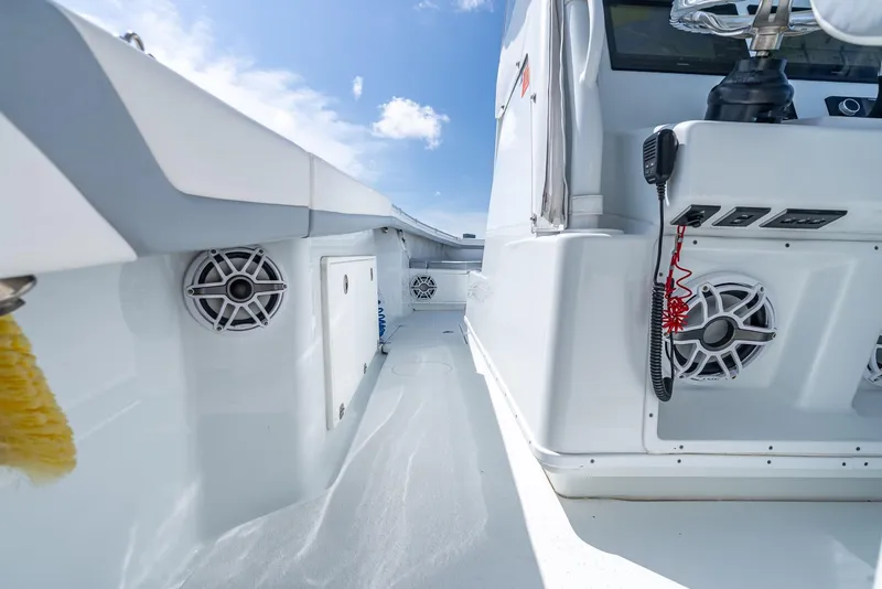 Slide: The Image of Yellowfin 34 Offshore 2021 - 54