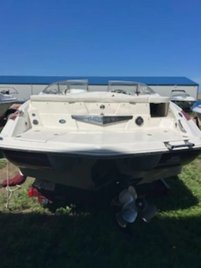 Slide: The Image of Larson Escape 254 Deck Boat 2009 - 4