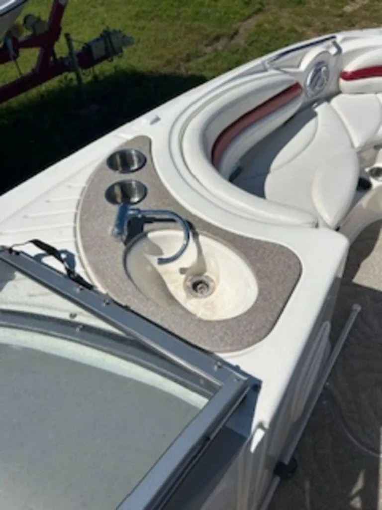 Slide: The Image of Larson Escape 254 Deck Boat 2009 - 9