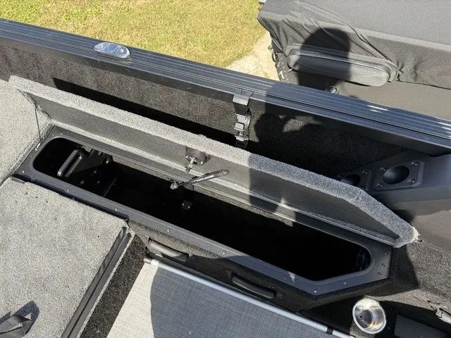 Slide: The Image of Alumacraft Competitor 175X Sport 2026 - 10