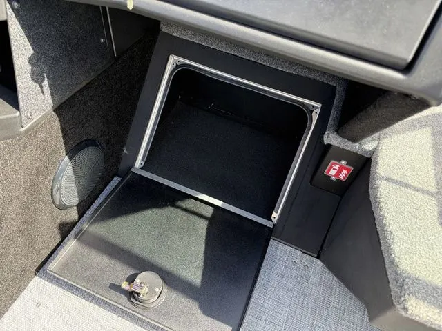 Slide: The Image of Alumacraft Competitor 175X Sport 2026 - 14