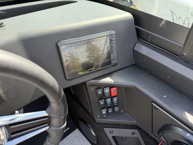 Slide: The Image of Alumacraft Competitor 175X Sport 2026 - 17