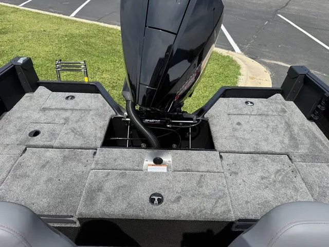 Slide: The Image of Alumacraft Competitor 185X Sport 2026 - 8