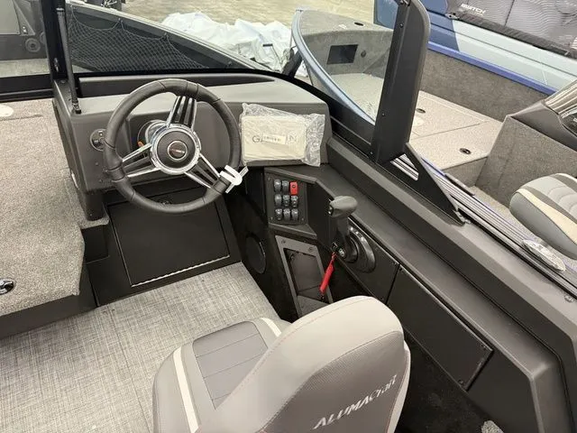 Slide: The Image of Alumacraft Competitor 175X Sport 2026 - 17