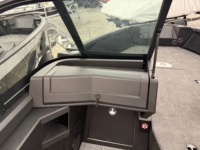 Slide: The Image of Alumacraft Competitor 175X Sport 2026 - 23