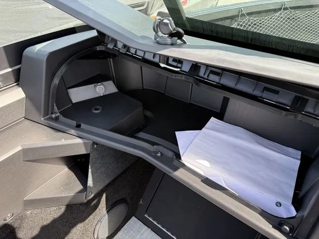 Slide: The Image of Alumacraft Competitor 175X Sport 2026 - 13