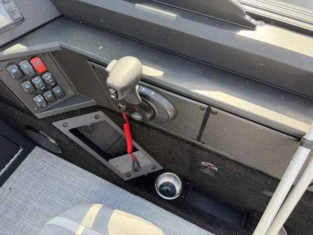 Slide: The Image of Alumacraft Competitor 175X Sport 2026 - 18