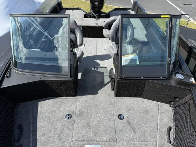 Slide: The Image of Alumacraft Competitor 175X Sport 2026 - 23