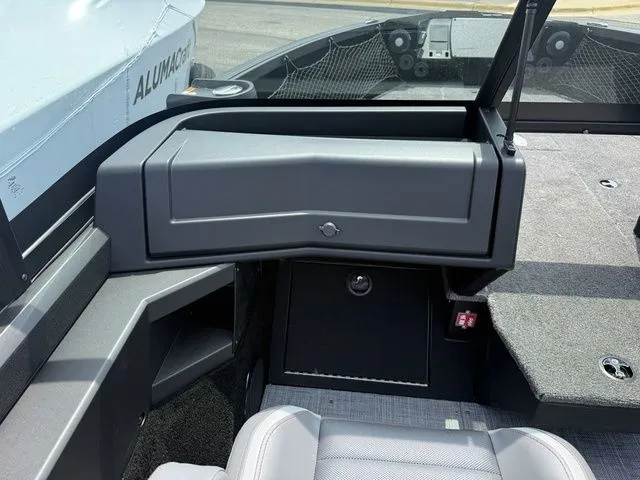 Slide: The Image of Alumacraft Competitor 185X Sport 2026 - 23