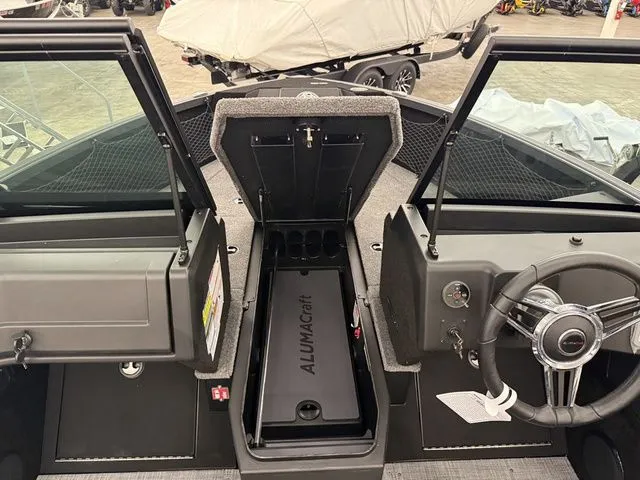 Slide: The Image of Alumacraft Competitor 175X Sport 2026 - 16