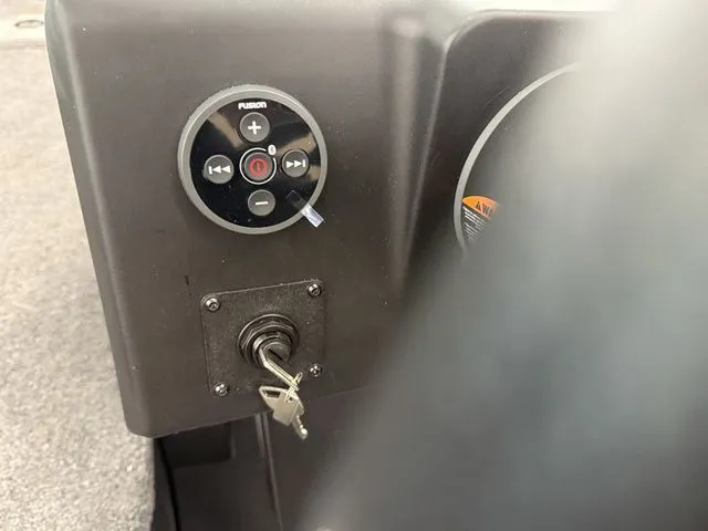 Slide: The Image of Alumacraft Competitor 175X Sport 2026 - 18