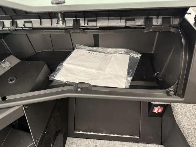 Slide: The Image of Alumacraft Competitor 175X Sport 2026 - 24