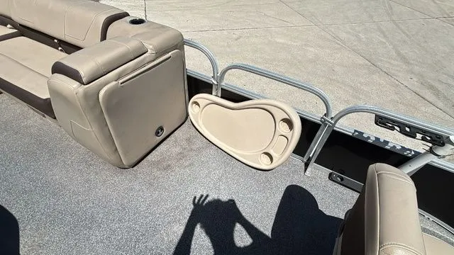 Slide: The Image of Sun Tracker Fishin' Barge 20 DLX 2018 - 13