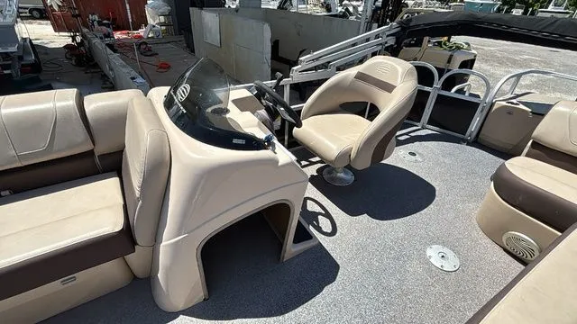 Slide: The Image of Sun Tracker Fishin' Barge 20 DLX 2018 - 15