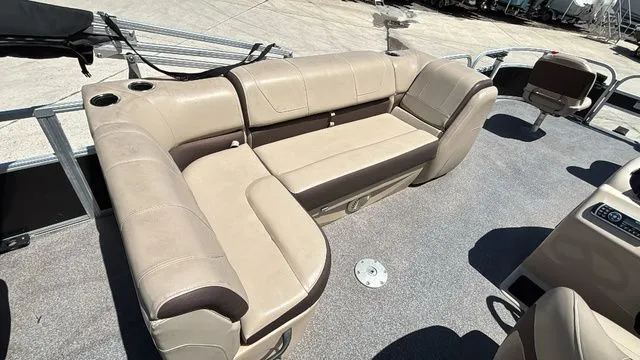 Slide: The Image of Sun Tracker Fishin' Barge 20 DLX 2018 - 17