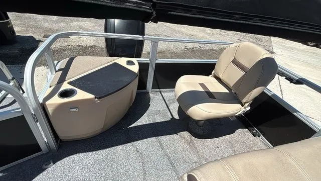 Slide: The Image of Sun Tracker Fishin' Barge 20 DLX 2018 - 22