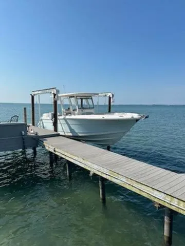 The Image of Robalo R302 Center Console 2023 - 1