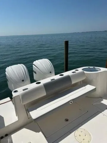 Slide: The Image of Robalo R302 Center Console 2023 - 18