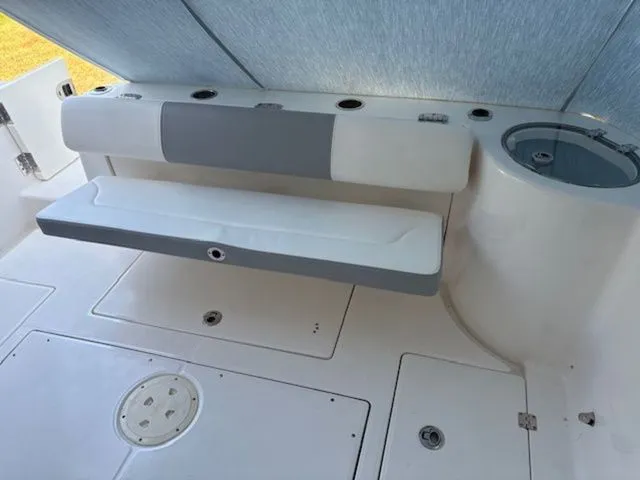 Slide: The Image of Robalo R302 Center Console 2023 - 19