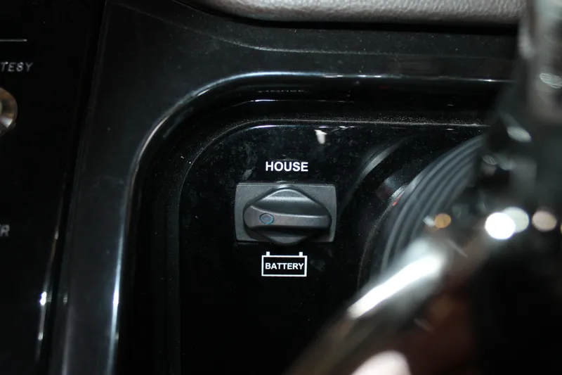 Slide: The Image of Switch panel on a 2018 Sea Ray 280 SLX boat, labeled "House" and "Battery." - 20