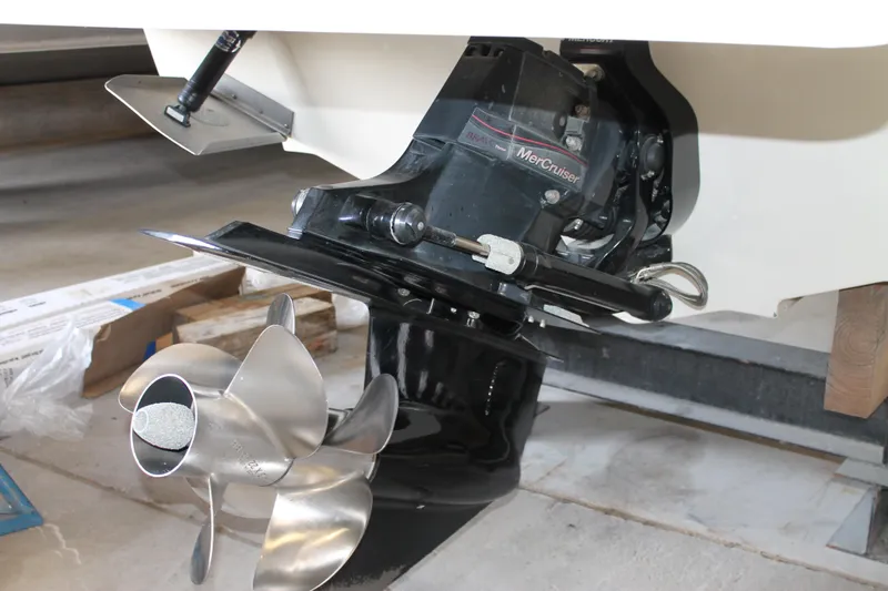 Slide: The Image of 2018 Sea Ray 280 SLX boat with MerCruiser engine and stainless steel propeller. - 4