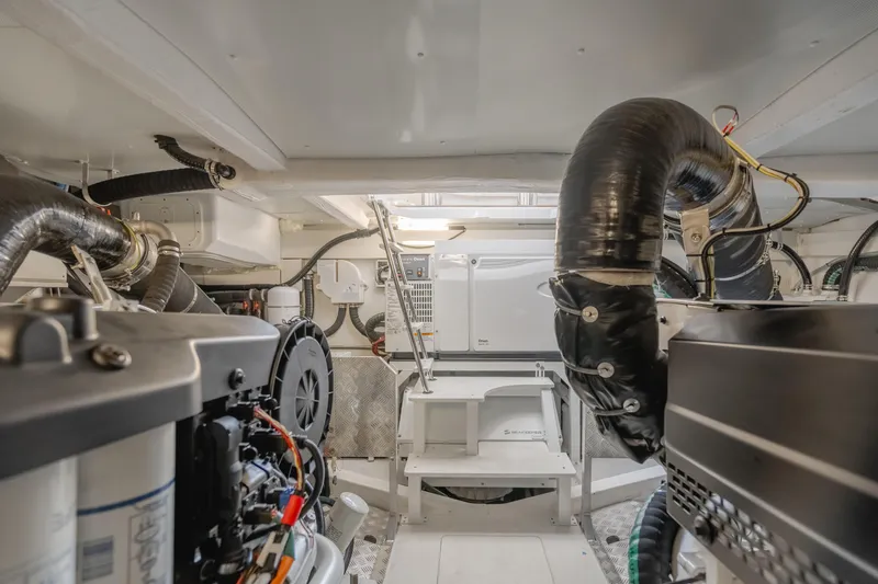 Slide: The Image of Azimut 60 2020 - 40