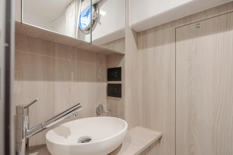 Slide: The Image of Azimut 60 2020 - 44