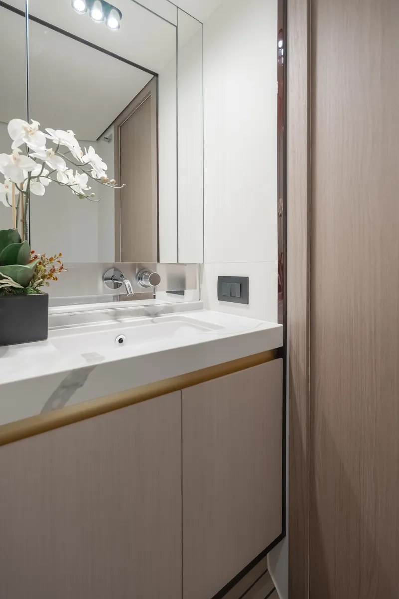 Slide: The Image of Azimut 60 2020 - 51