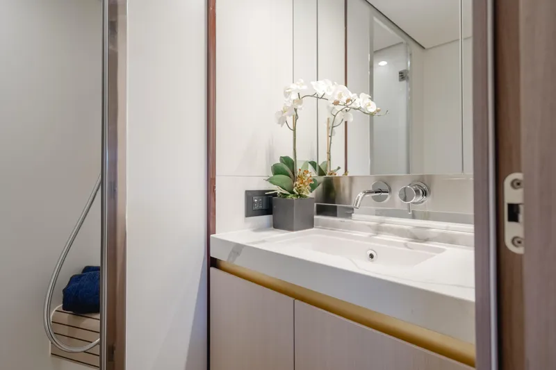 Slide: The Image of Azimut 60 2020 - 53