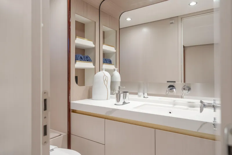 Slide: The Image of Azimut 60 2020 - 60