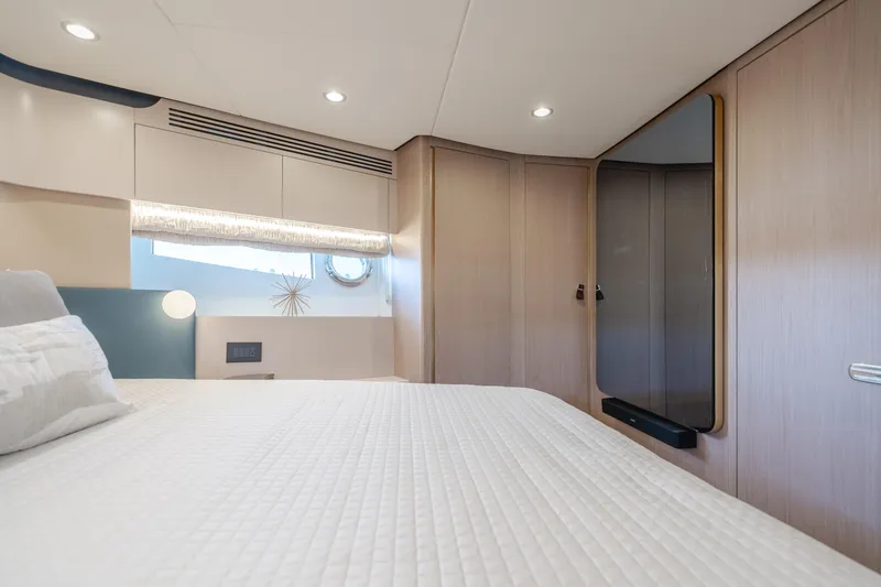 Slide: The Image of Azimut 60 2020 - 70