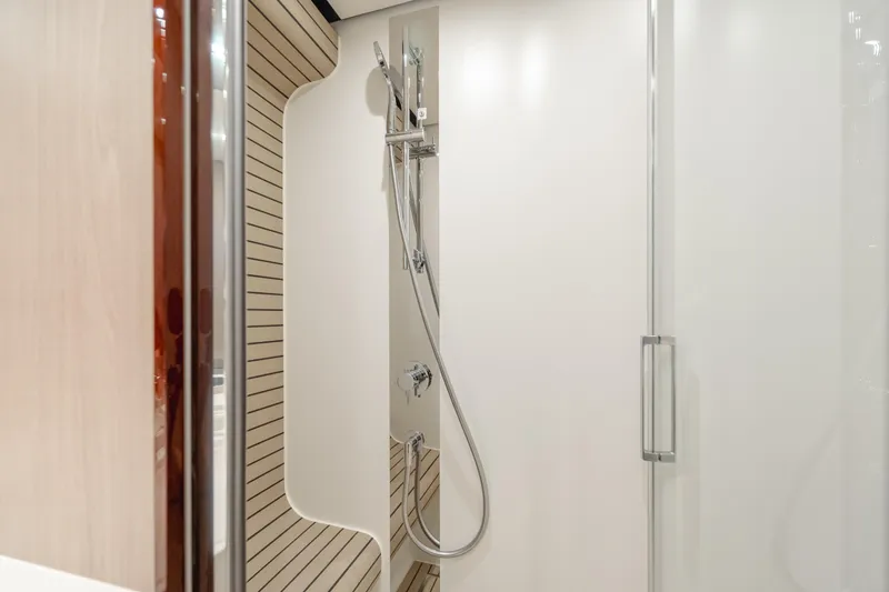 Slide: The Image of Azimut 60 2020 - 72