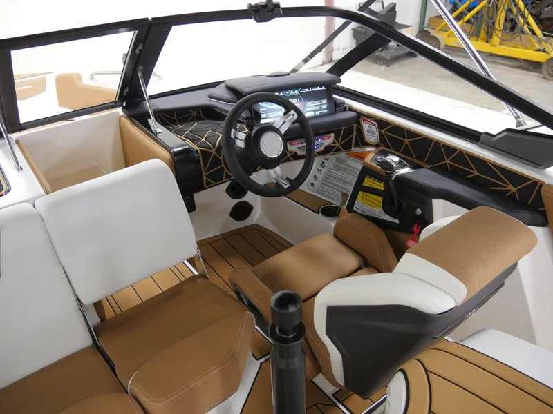 Slide: The Image of Nautique 200 2025 - 9