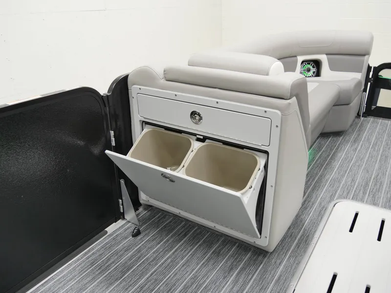 Slide: The Image of Premier 250 Solaris RL 2024 - 15