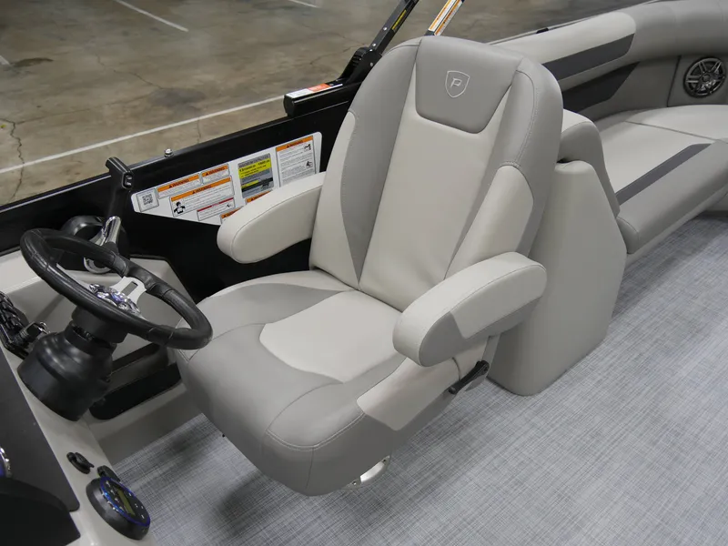 Slide: The Image of Premier 220 Sunscape RF XLC 2025 - 11