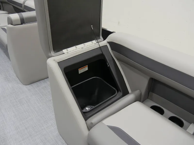 Slide: The Image of Premier 220 Sunscape RF XLC 2025 - 15