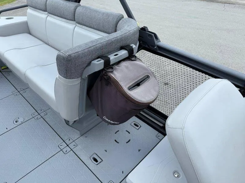 Slide: The Image of Sea-Doo SWITCH SPORT 18' 230HP 2023 - 16