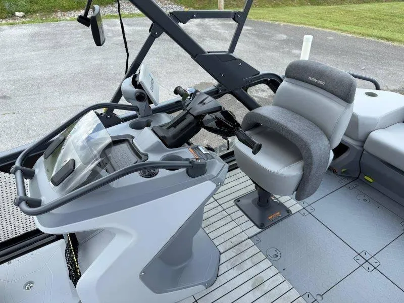 Slide: The Image of Sea-Doo SWITCH SPORT 18' 230HP 2023 - 31