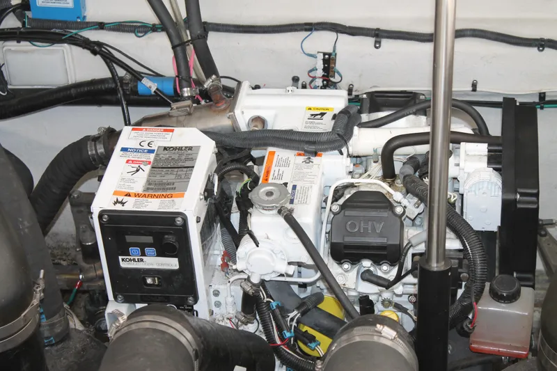 Slide: The Image of Sea Ray Sundancer 330 2012 - 85