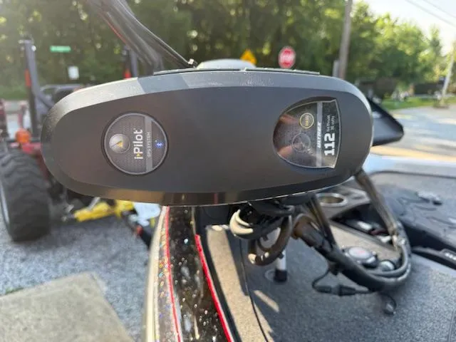 Slide: The Image of 2019 Ranger Z521C boat with iPilot trolling motor, close-up view. - 8