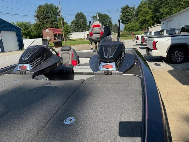 Slide: The Image of 2019 Ranger Z521C Ranger Cup Equipped boat with dual seats and sleek design in a sunny outdoor setting. - 9