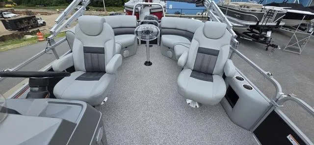 Slide: The Image of Lowe 210 SS 2019 - 10