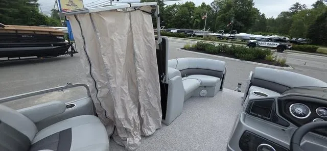 Slide: The Image of Lowe 210 SS 2019 - 18