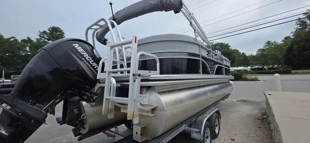 Slide: The Image of Lowe 210 SS 2019 - 4