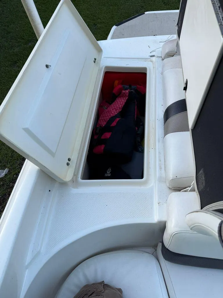 Slide: The Image of Mariah R19.9 Bowrider 2010 - 5