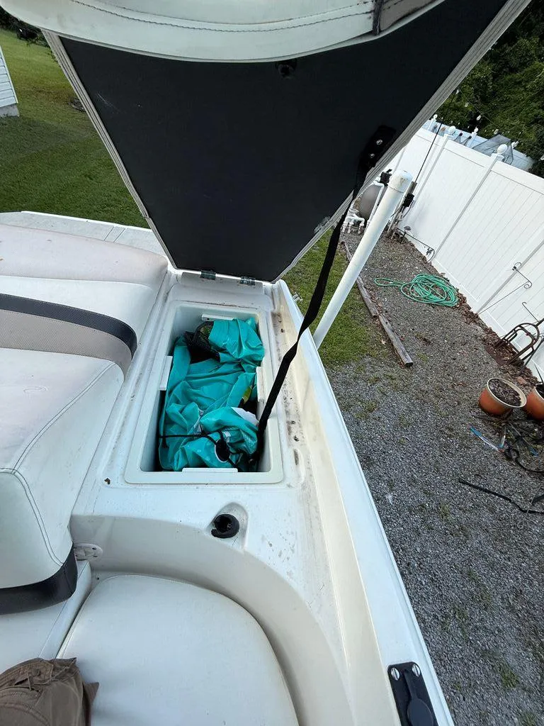 Slide: The Image of Mariah R19.9 Bowrider 2010 - 6